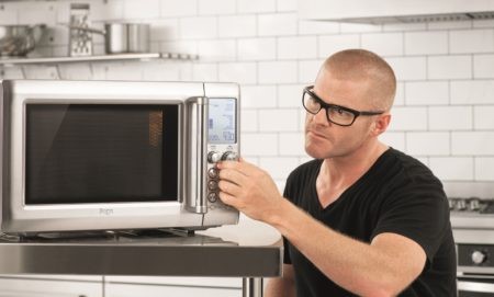 Почему микроволновая печь искрит внутри?